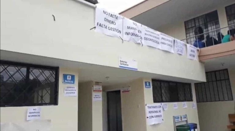 Estudiantes de Odontología en la Universidad de Loja paralizan sus actividades por falta de presupuesto