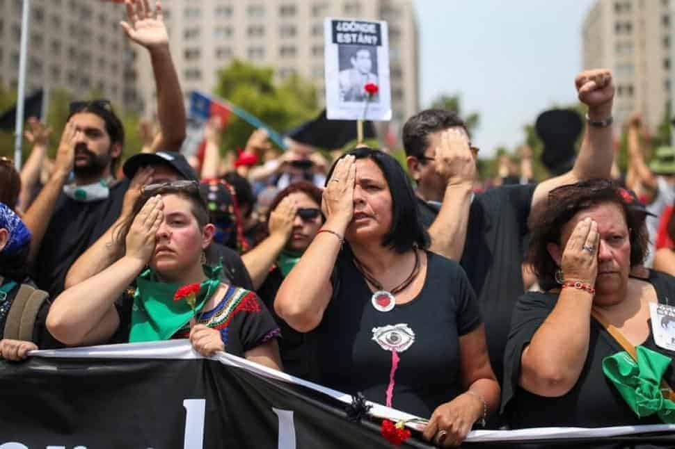 Chilenos marchando con un ojo tapado por las víctimas de daño ocular en