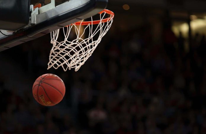 Pelota encestada en el aro de baloncesto