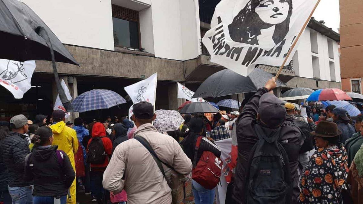 Manifestantes al frente del Municipio de Quito