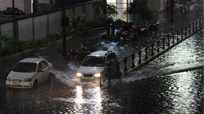 calle inundada en Guayaquil