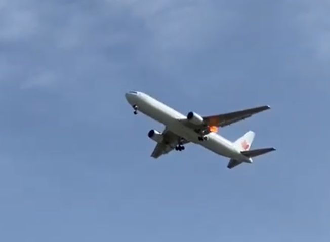 Avión de Air Canada con una rueda dañada