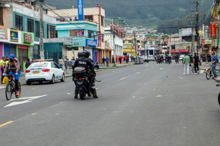 Covid-19: enfrentamientos entre policías y vendedores ambulantes en mega operativo al sur de Quito