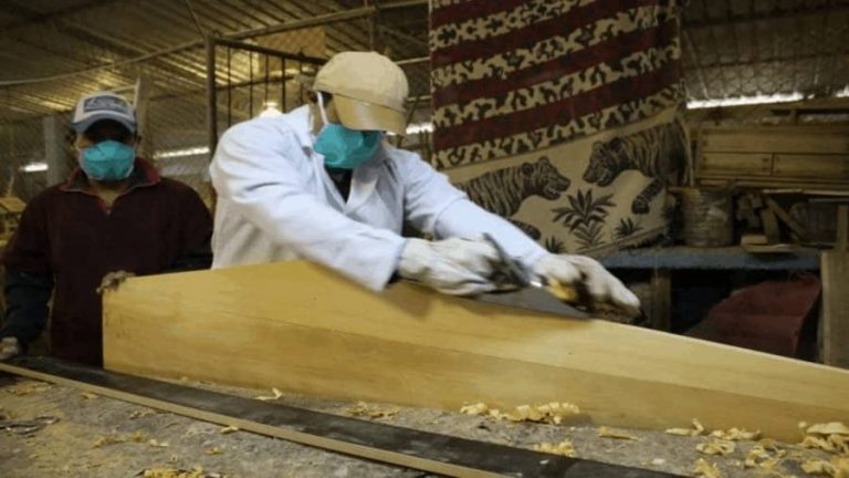 Covid-19: 100 privados de la libertad construyen ataúdes para los fallecidos en Guayaquil