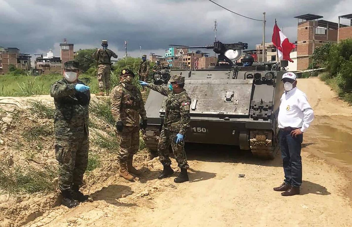 Tanques de guerra con los que Perú pretende controlar al COVID en la frontera con Ecuador.