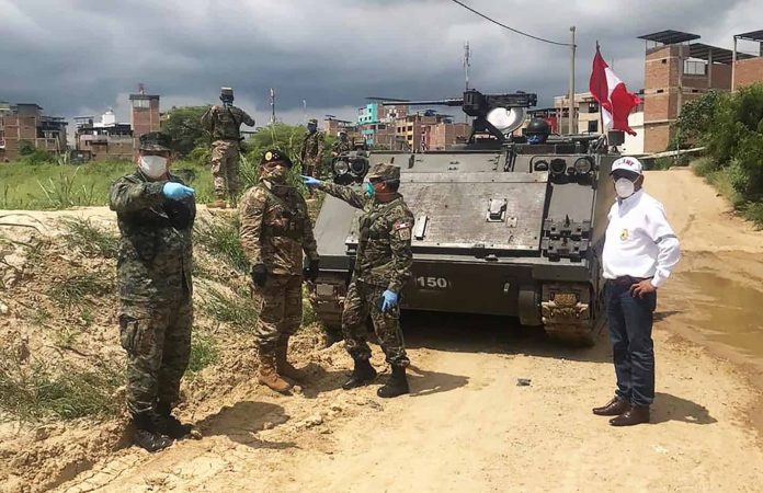 Tanques de guerra con los que Perú pretende controlar al COVID en la frontera con Ecuador.