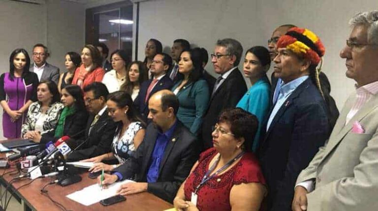 Moreno propone pasar una ley que afecta al pueblo, denuncia bancada RC; CREO responde