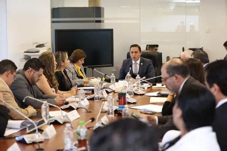 Asamblea trabaja a contrarreloj en las 200 páginas de leyes de Moreno