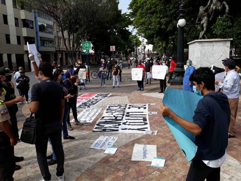 Gobierno reprime con violencia a ciudadanos que protestaban contra las medidas en Guayaquil (Fotos)
