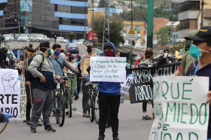 Estudiantes universitarios se movilizan en Quito contra el recorte presupuestario del Gobierno. Foto: PSO/La Calle.