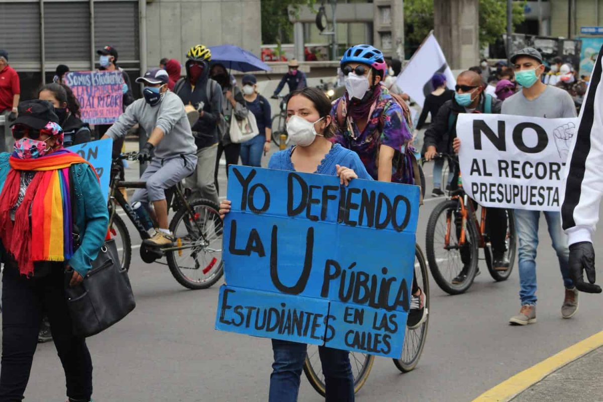 Estudiantes universitarios protestan en Quito contra el recorte en el presupuesto a la Educación. FOTO: PSO/La Calle