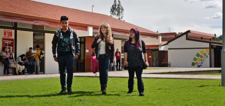 UNAE pide la restitución de sus docentes despedidos