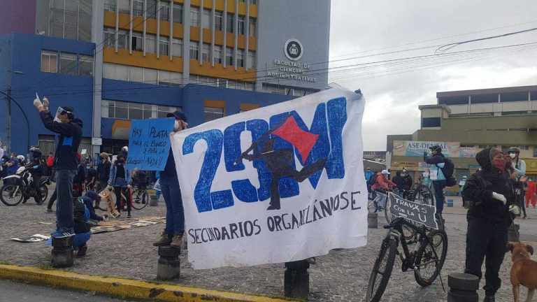 Universitarios se movilizan contra ellos recortes y el desempleo