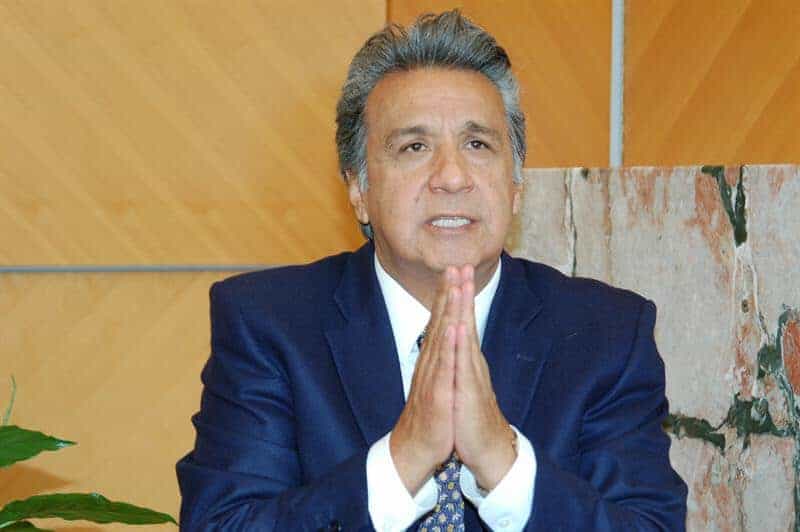 Lenin Moreno, rezando.