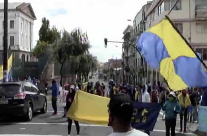 Movilizaciones en el Colegio Mejía protestan en Quito.