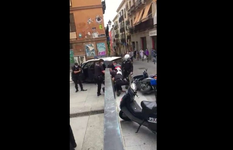 Policías agreden a un hombre afrodescendiente en Madrid (VIDEO)