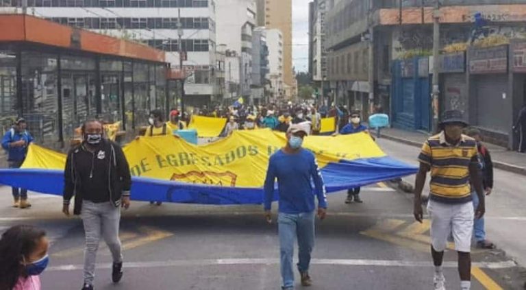 Estudiantes y egresados del Colegio Mejía rechazan al gobierno y recuerdan a Eloy Alfaro