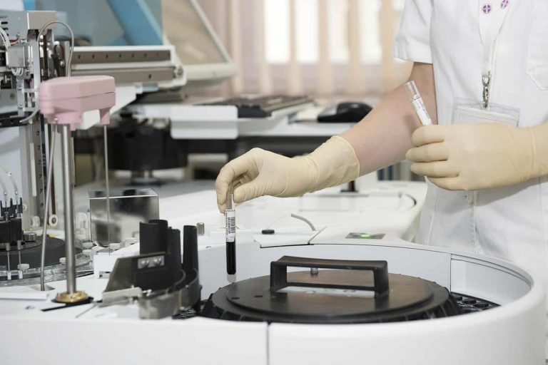 Rusia patenta medicamento que reduce los efectos dañinos del Covid-19