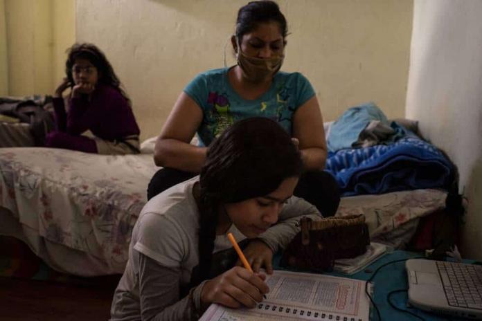 Estudiantes por internet en casa