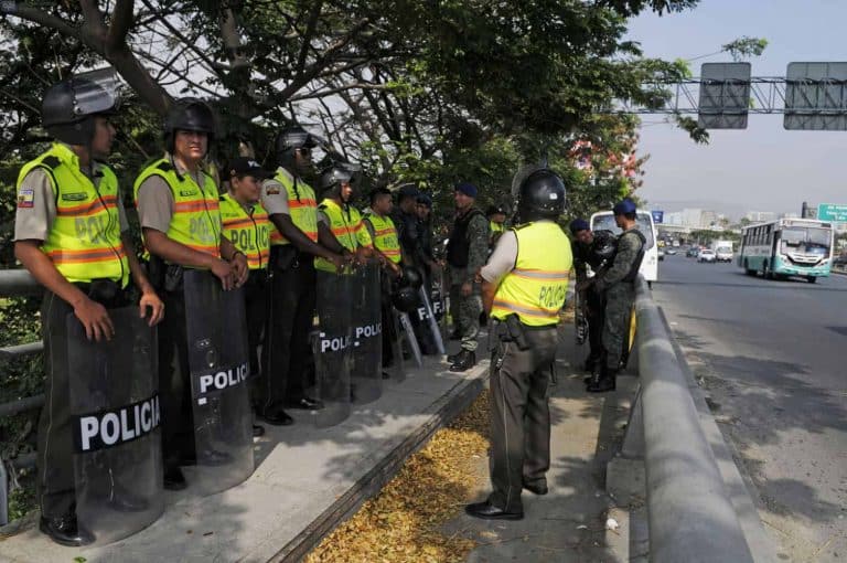 Fiscalía inicia investigación contra policías agresores de Guayaquil | Video