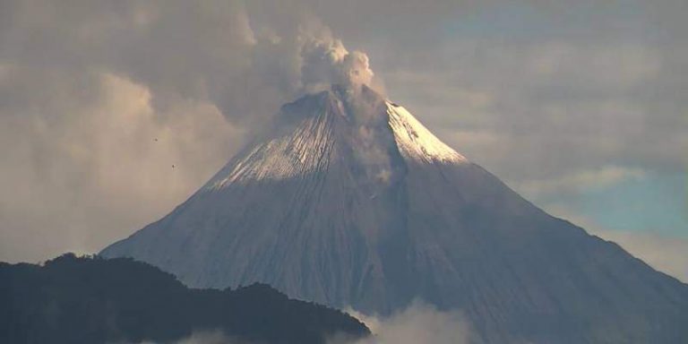 Volcán Sangay aumenta su actividad y emite nueva emisión de ceniza