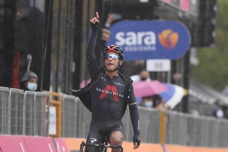 Jhonatan Narváez queda fuera del Giro tras una fuerte caída en la etapa 15
