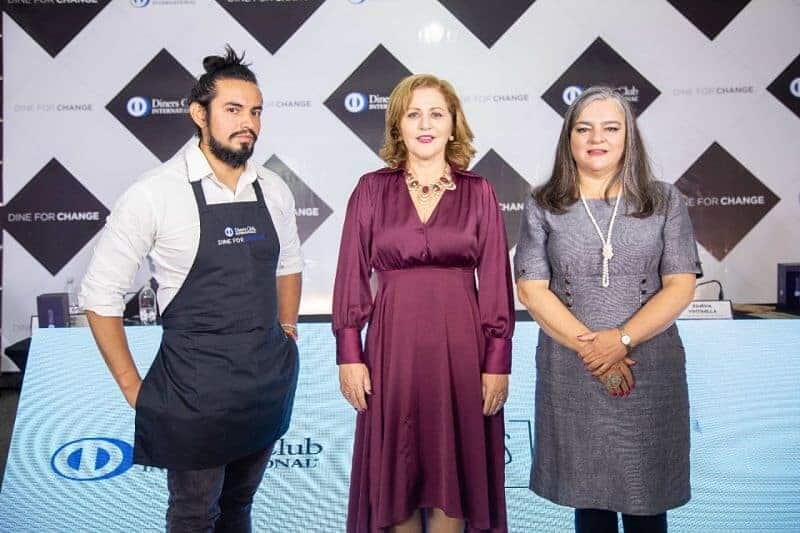 Alejandro Chamorro, Chef de “Dine For Change”; Augusta Bustamante, Gerente de Responsabilidad Social de Diners Club del Ecuador; y, Ximena Vintimilla, Protagonista del libro y serie “Secretos de Familia”.