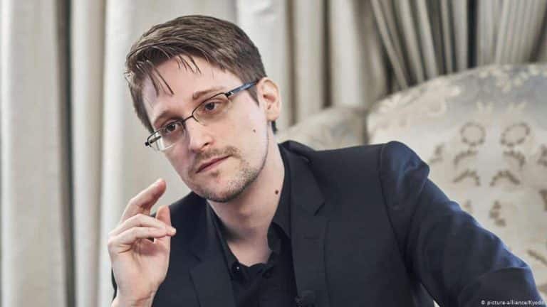 Edward Snowden pide la ciudadanía rusa tras 7 años de asilo por destapar el espionaje de EE.UU.