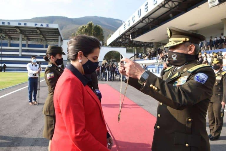 Policía ratifica su apoyo a la ministra Romo con una condecoración