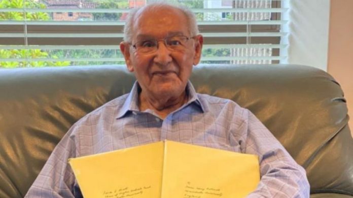 Colombiano de 104 años culminó su tesis doctoral