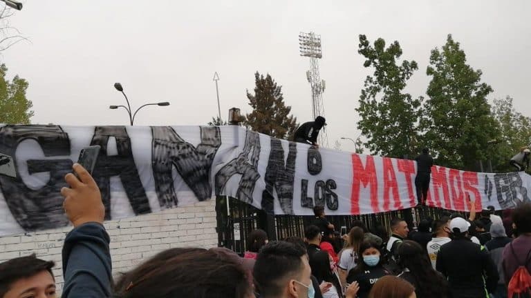 “Ganan o los matamos”: hinchas amenazan a jugadores de Colo Colo