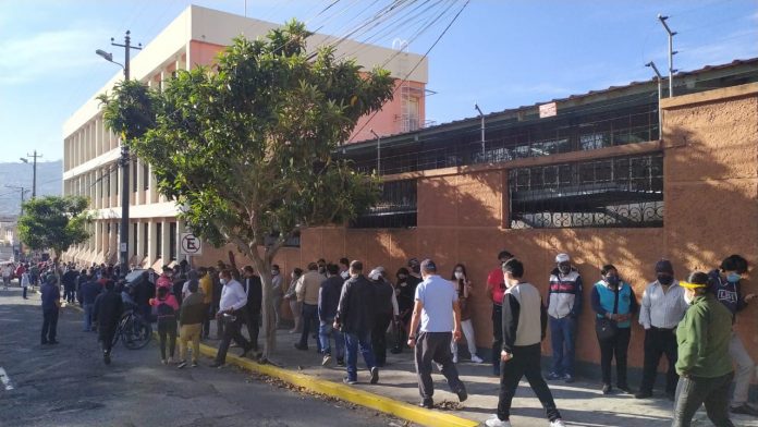 Largas filas en los colegios de la capital.