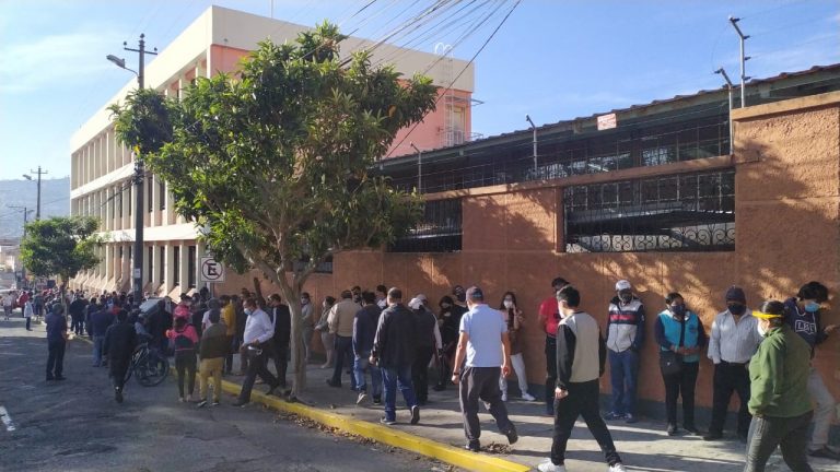 El voto popular, en medio de la desorganización y de una larga espera-Video