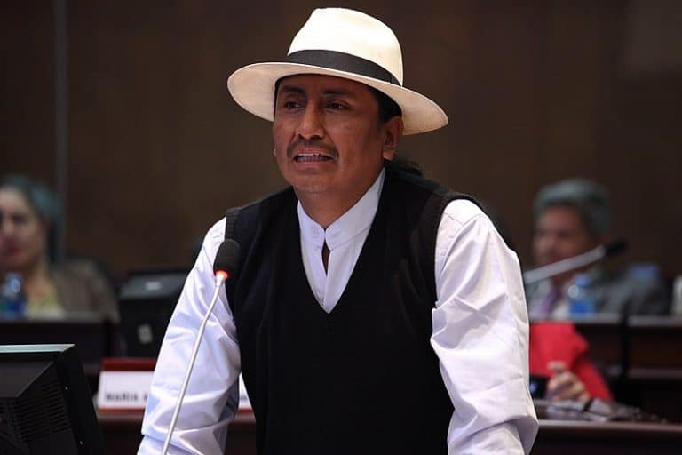 Prensa mercantil y racista se burla de asambleísta indígena del Ecuador