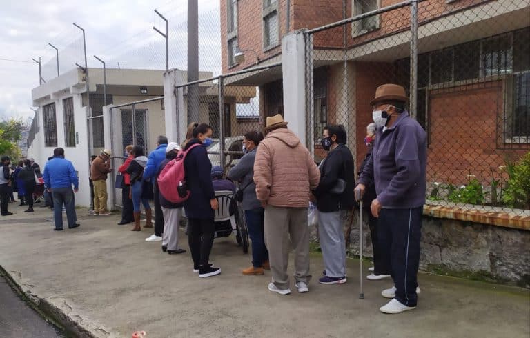 Más de 700 adultos mayores esperaron seis horas por las vacunas