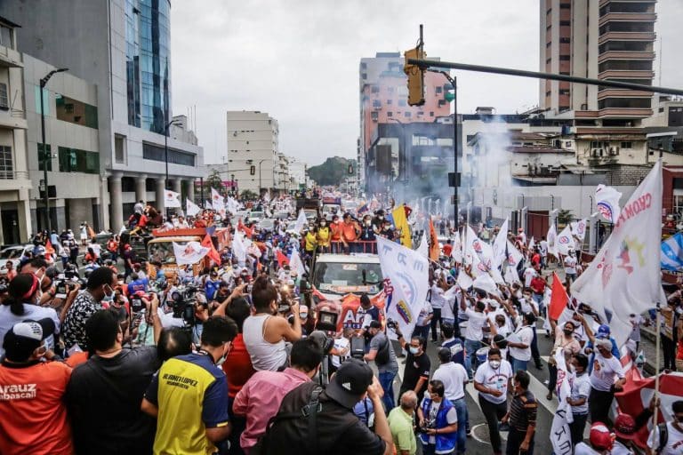 Arauz cierra la campaña con caravana en Guayaquil; Lasso, a bordo de una «chiva» en Quito