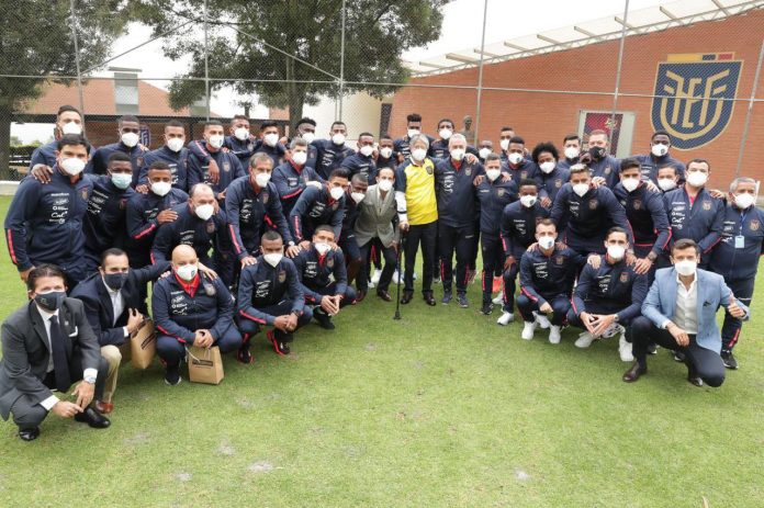 El mandatario y la selección del Ecuador. Foto: Guillermo Lasso