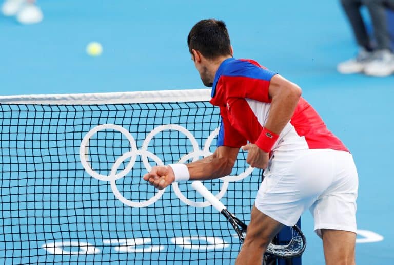 Djokovic magulla la raqueta y planta a su compañera en los Olímpicos