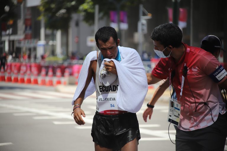 Héroe olímpico: el atleta ecuatoriano que llegó último pero se ganó el corazón de Tokio