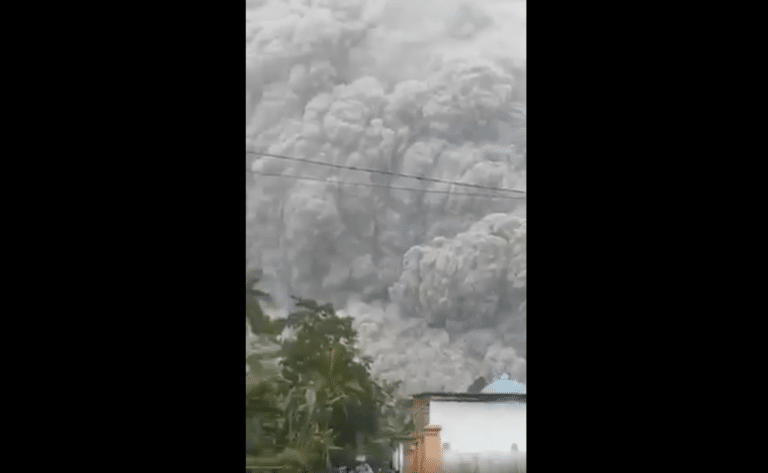 Espeluznantes imágenes: al menos 14 muertos tras erupción de un volcán en Indonesia | VIDEO