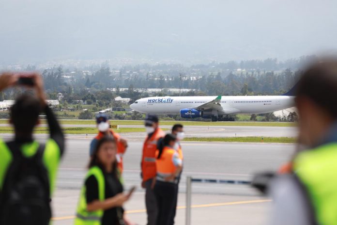 Vuelo humanitario aterriza en Ecuador / Foto: Cancillería