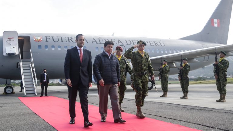 Presidente de Perú arribó a Loja para reunirse con Guillermo Lasso