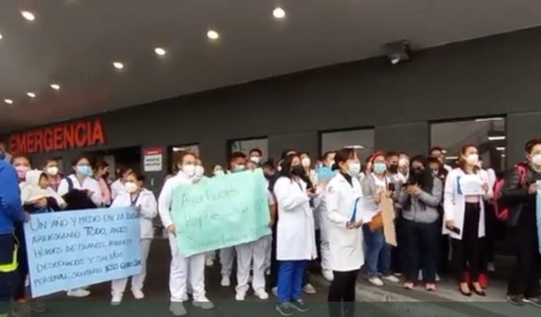 “Los héroes de blanco, hoy desempleados”: Alrededor de 160 médicos despedidos del IESS