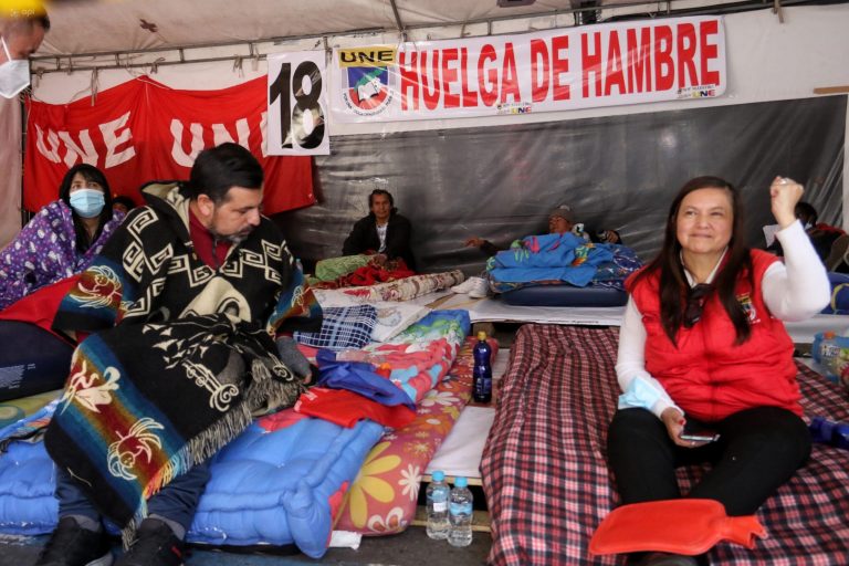 La base salarial para los maestros con título pasa de USD 817 a USD 986