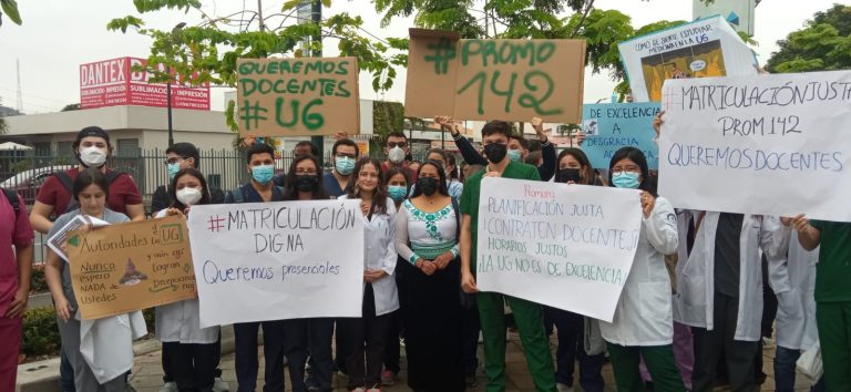 Estudiantes de Medicina protestan por falta de maestros en la Universidad de Guayaquil