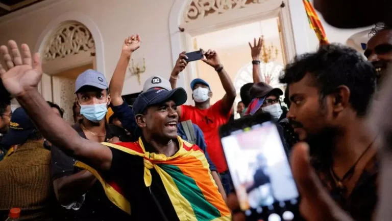 El primer ministro de Sri Lanka ofrece su dimisión tras asalto a casa del presidente