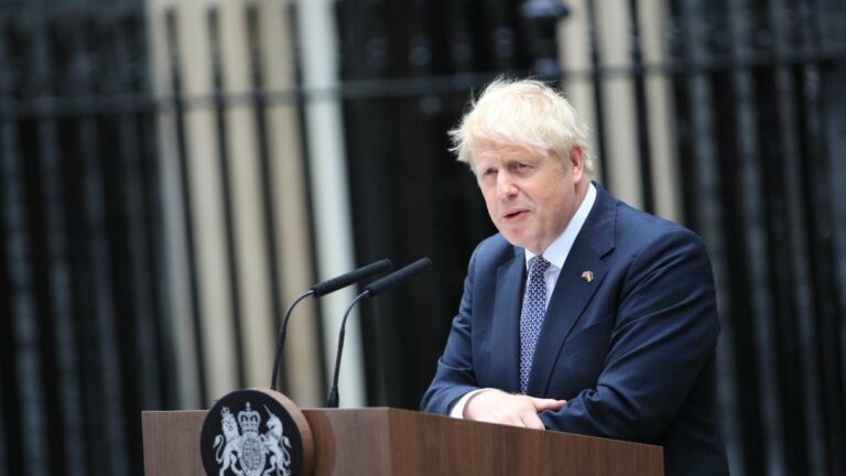 Boris Johnson dimite como primer ministro británico