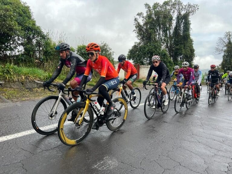 Carapaz y ciclistas world tour organizan chequeo ciclístico en Carchi