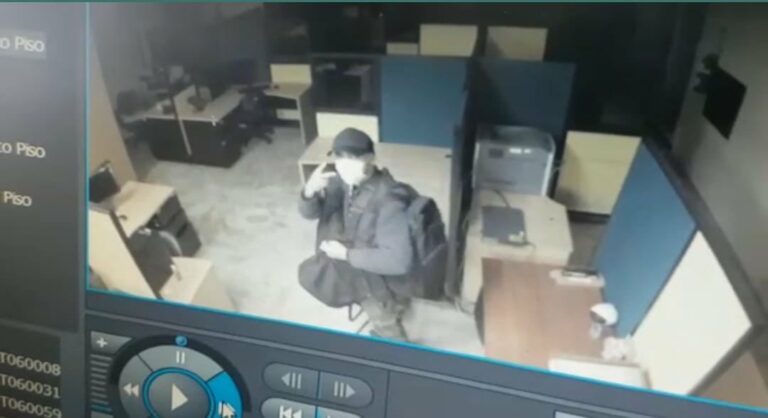 Maleante roba 18 computadores en una agencia del IESS