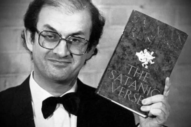¿De qué va Los versos satánicos? La novela que le puso precio a la cabeza de Salman Rushdie
